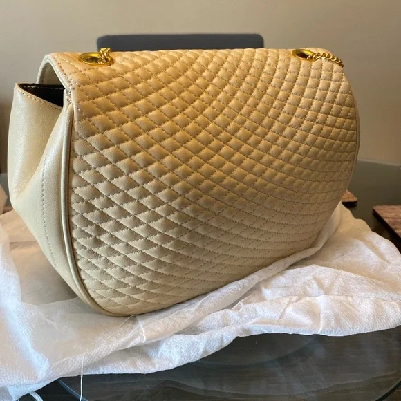 Bally Cream Lambskin Shoulder Bag with Gold Chain - Picture 3 of 5